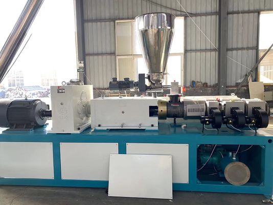 Plastik-PVC-Rohr-Verdrängungs-Linie Doppelschneckenextruder-Maschine konisches 250kg/Hr