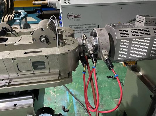 Einzelne Plastikwand-addieren gewölbte Rohr-Verdrängungs-Linie mit Gelenk Sichtpositionierungsrohr-Schneidemaschine