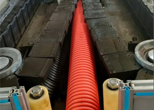 32-110mm doppel-wandige gewölbte Rohr-Verdrängungs-Linie, die Maschine herstellt